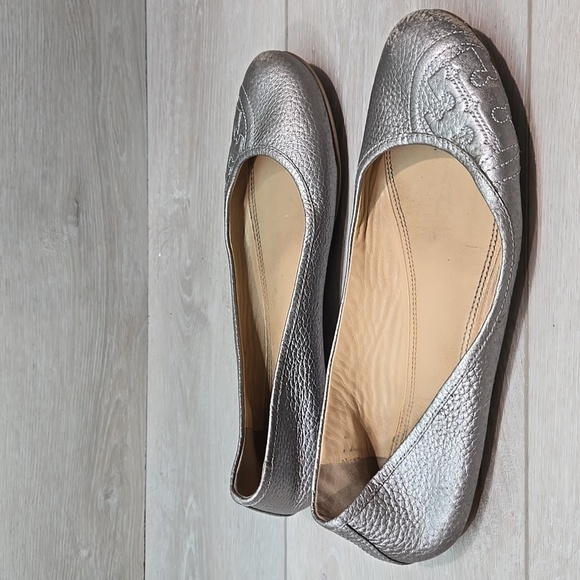 Tory Burch Womens Ruby Pewter silver Logo Flats Ballet shoes sz 9M - Picture 2 of 15